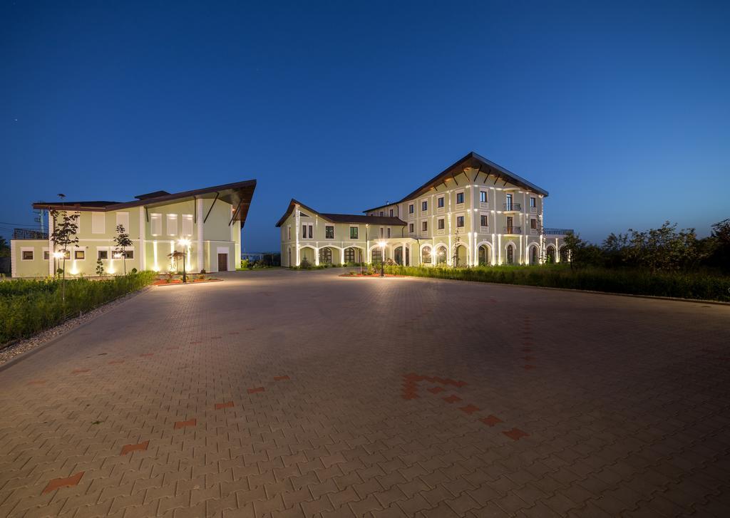 Magus Hotel Baia Mare Exterior photo